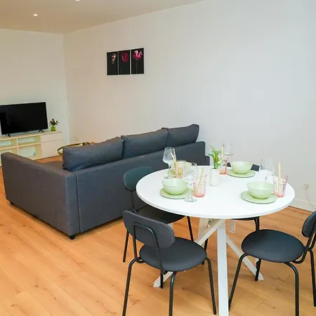 Modern 1br & 1lr Next To Center شقة *