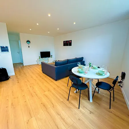 Modern 1br & 1lr Next To Center