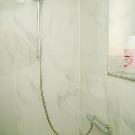 Modern 1br & 1lr Next To Center شقة *