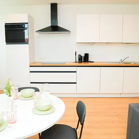 Modern 1br & 1lr Next To Center شقة *